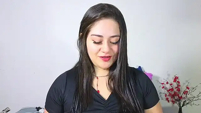 Snapshot of nahomi_sweett chatting on May 2026 10:43:02 AM nahomi sweett online show from May 2026 10:43:02 AM