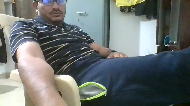 Snapshot of naughtymike0007 chatting on January 2025 04:44:02 PM naughtymike0007 online show from January 2025 04:44:02 PM