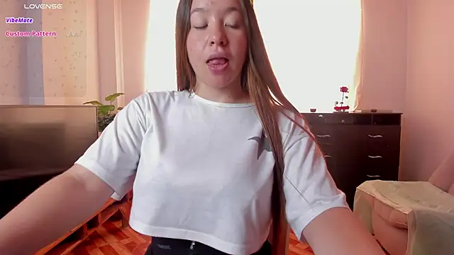 Snapshot of Simply_Zoe__ chatting on February 2025 06:00:02 PM Simply Zoe online show from February 2025 06:00:02 PM