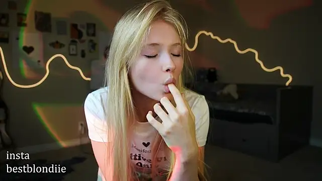 Snapshot of bestblonde chatting on January 2025 08:34:02 PM bestblonde online show from January 2025 08:34:02 PM