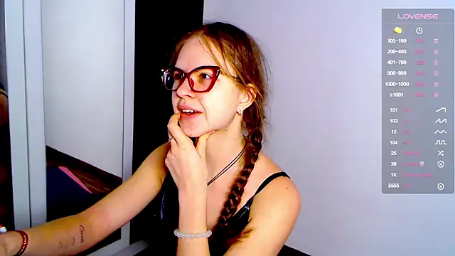 Snapshot of Sarah_HS chatting on December 2024 12:55:02 PM Sarah HS online show from December 2024 12:55:02 PM