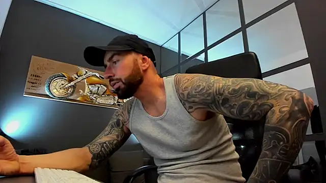 Snapshot of AronGrant chatting on December 2024 09:23:01 AM AronGrant online show from December 2024 09:23:01 AM