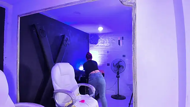 Snapshot of DarlingBDSM_ chatting on February 2025 01:06:01 PM DarlingBDSM online show from February 2025 01:06:01 PM