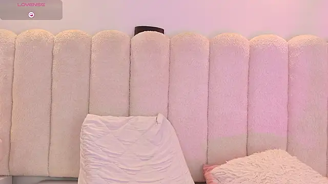 Mia rom11 online show from September 2025 12:49:02 PM