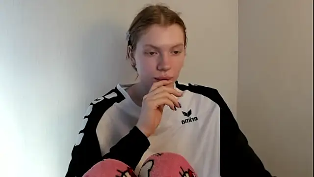 Snapshot of StellaDavis chatting on November 2025 09:43:01 AM StellaDavis online show from November 2025 09:43:01 AM