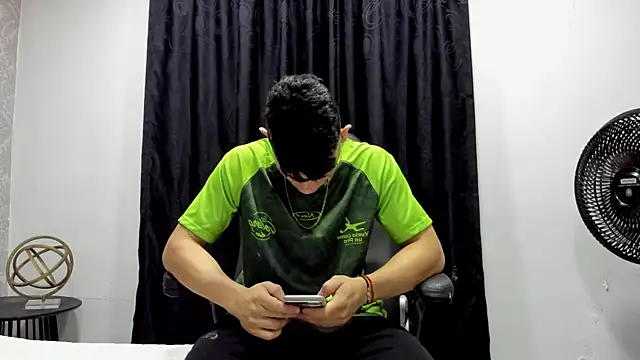 Snapshot of andrew_rose_ chatting on December 2024 05:11:01 PM andrew rose online show from December 2024 05:11:01 PM