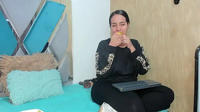 Snapshot of Luya_Jhon chatting on February 2025 11:49:01 AM Luya Jhon online show from February 2025 11:49:01 AM