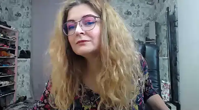 Snapshot of Helen1974 chatting on February 2025 09:15:01 PM Helen1974 online show from February 2025 09:15:01 PM