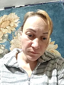 wLESLYMOSw online show from November 2025 03:46:01 PM