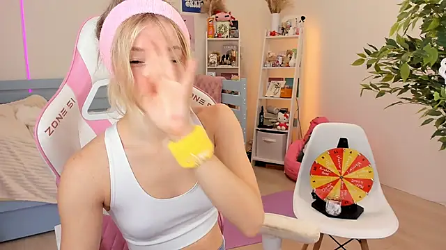 Lily Young online show from October 2025 06:15:02 AM