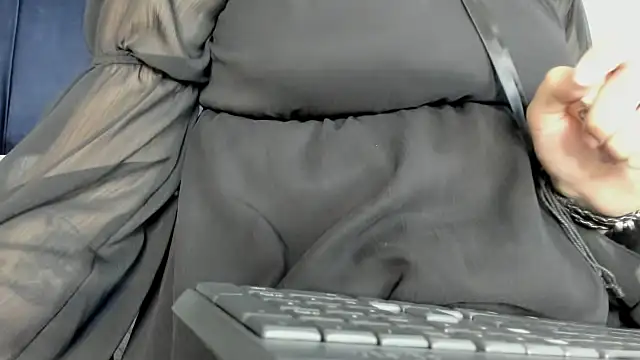 Adeelinee online show from January 2025 07:51:01 PM