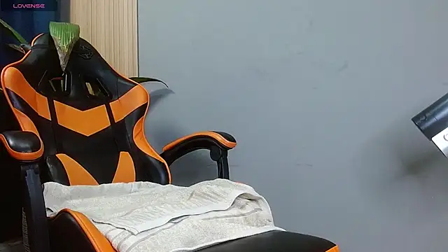 Snapshot of Mr_WhiteCock chatting on October 2025 12:21:02 AM Mr WhiteCock online show from October 2025 12:21:02 AM