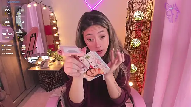 Snapshot of violet_ch chatting on January 2025 09:50:02 PM violet ch online show from January 2025 09:50:02 PM