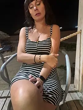 Snapshot of therealbeverlycious chatting on December 2024 12:06:02 AM therealbeverlycious online show from December 2024 12:06:02 AM