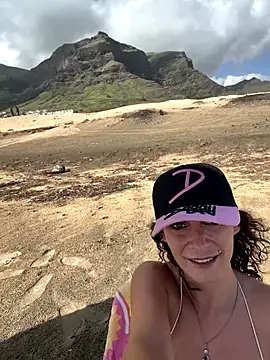 Snapshot of therealbeverlycious chatting on October 2025 10:56:02 AM therealbeverlycious online show from October 2025 10:56:02 AM