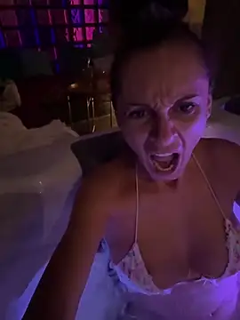 Snapshot of therealbeverlycious chatting on October 2025 10:44:01 AM therealbeverlycious online show from October 2025 10:44:01 AM