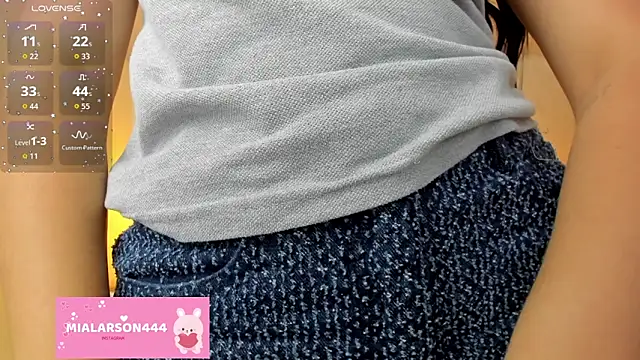 LARSONMIA online show from November 2025 12:27:01 PM