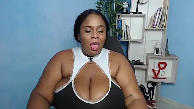 Snapshot of bbw_charlote chatting on January 2025 06:33:02 PM bbw charlote online show from January 2025 06:33:02 PM