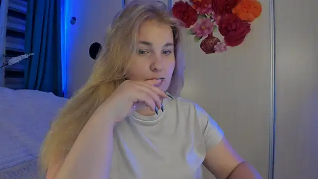 CoraSwon online show from October 2025 05:47:01 PM