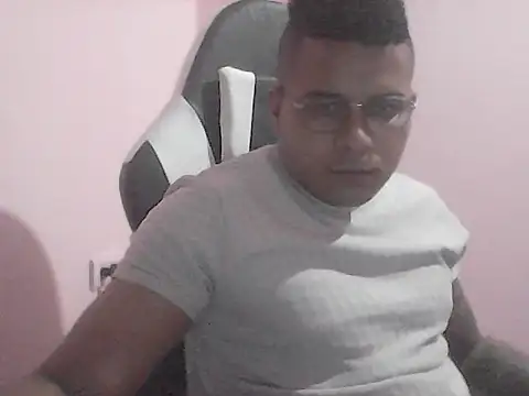 SaucyAffair0 online show from June 2026 05:52:01 PM