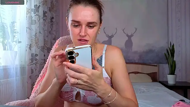 Snapshot of Bella__Swoon chatting on June 2026 06:18:02 AM Bella Swoon online show from June 2026 06:18:02 AM