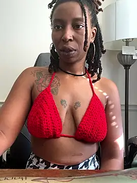 Snapshot of LeyaHoneybuns chatting on December 2024 04:31:01 PM LeyaHoneybuns online show from December 2024 04:31:01 PM