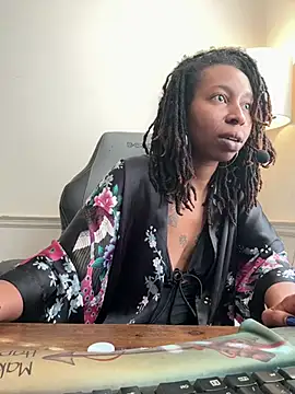 Snapshot of LeyaHoneybuns chatting on January 2025 05:21:01 PM LeyaHoneybuns online show from January 2025 05:21:01 PM