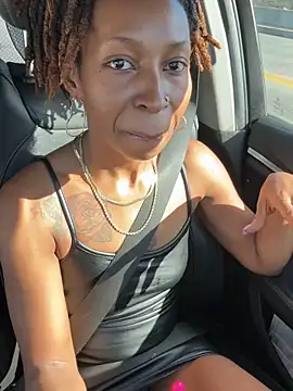 Snapshot of LeyaHoneybuns chatting on November 2025 04:01:02 PM LeyaHoneybuns online show from November 2025 04:01:02 PM