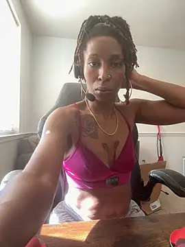 Snapshot of LeyaHoneybuns chatting on November 2025 05:19:01 PM LeyaHoneybuns online show from November 2025 05:19:01 PM