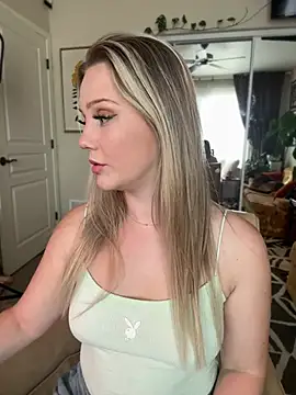 Snapshot of lexi_luv chatting on February 2025 10:21:01 PM lexi luv online show from February 2025 10:21:01 PM