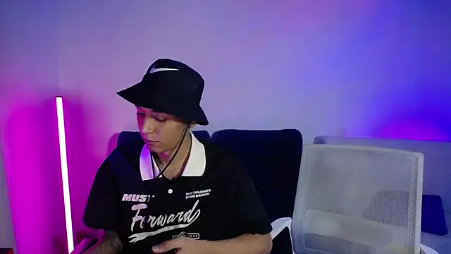 RAV3NHUDSON online show from November 2025 07:09:01 AM