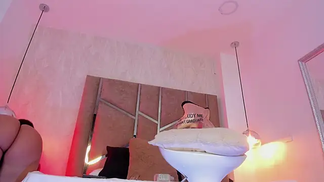 Martinaa Jones  online show from April 2026 01:05:01 PM