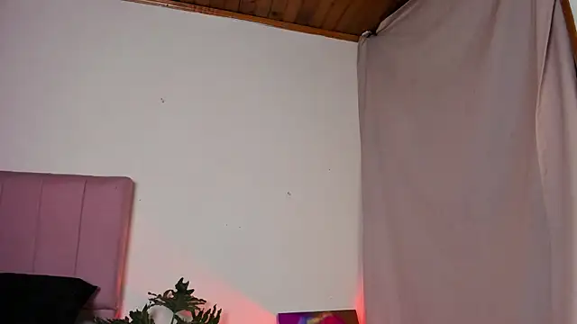 Snapshot of roselinedior chatting on December 2024 06:33:01 PM roselinedior online show from December 2024 06:33:01 PM