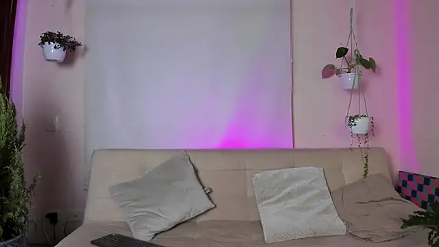 Snapshot of roselinedior chatting on February 2025 03:49:01 PM roselinedior online show from February 2025 03:49:01 PM