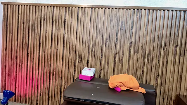 evelynjohnsoon online show from December 2025 01:07:01 PM