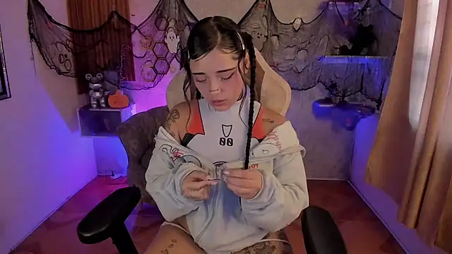 Snapshot of mia_catt05 chatting on October 2025 04:35:01 PM mia catt05 online show from October 2025 04:35:01 PM