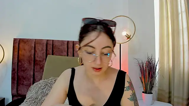 Emilywatsonn online show from December 2024 02:16:02 PM