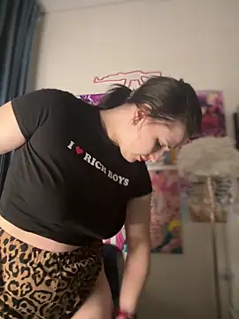 HoneySweetBee online show from April 2026 09:49:02 PM