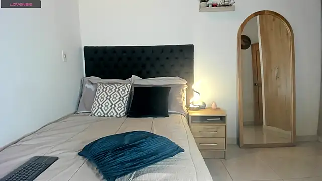 Snapshot of samanth_bell chatting on November 2025 02:55:01 AM samanth bell online show from November 2025 02:55:01 AM