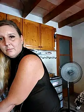 Snapshot of BecciDeluxe chatting on September 2025 12:38:02 PM BecciDeluxe online show from September 2025 12:38:02 PM