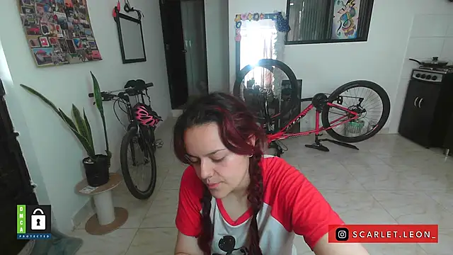 Scarletleon77 online show from October 2025 03:42:01 PM