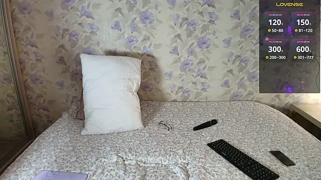 Snapshot of Louise_Lavender chatting on May 2026 03:22:01 AM Louise Lavender online show from May 2026 03:22:01 AM