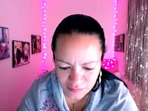 Snapshot of Cristal_w chatting on December 2024 06:17:02 PM Cristal w online show from December 2024 06:17:02 PM