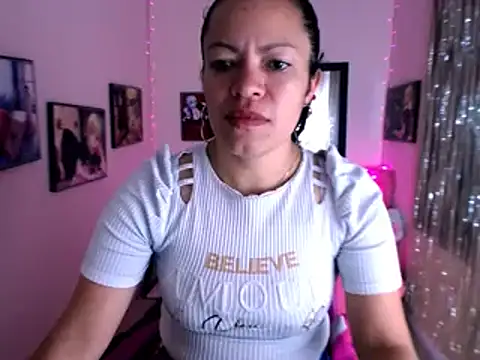 Snapshot of Cristal_w chatting on December 2024 01:51:01 PM Cristal w online show from December 2024 01:51:01 PM