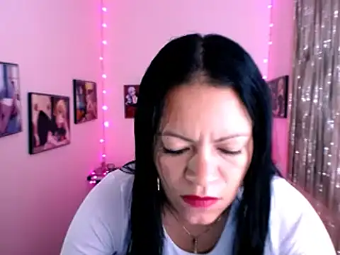 Snapshot of Cristal_w chatting on December 2024 05:48:01 PM Cristal w online show from December 2024 05:48:01 PM