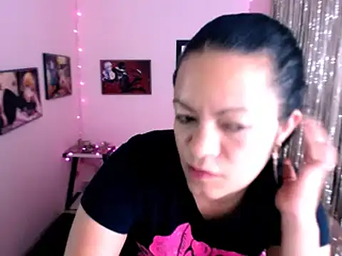 Snapshot of Cristal_w chatting on January 2025 06:12:02 PM Cristal w online show from January 2025 06:12:02 PM