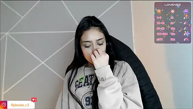 lilylouisee online show from April 2026 07:22:02 PM