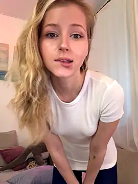 LunaRase online show from December 2025 10:57:01 AM