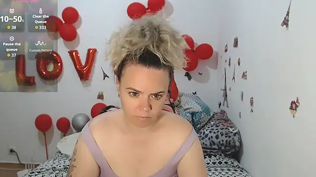 Snapshot of hotmilf4uxxx chatting on May 2026 10:21:01 AM hotmilf4uxxx online show from May 2026 10:21:01 AM