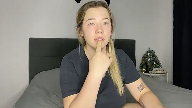 Embersweetbunny online show from December 2024 06:17:02 AM